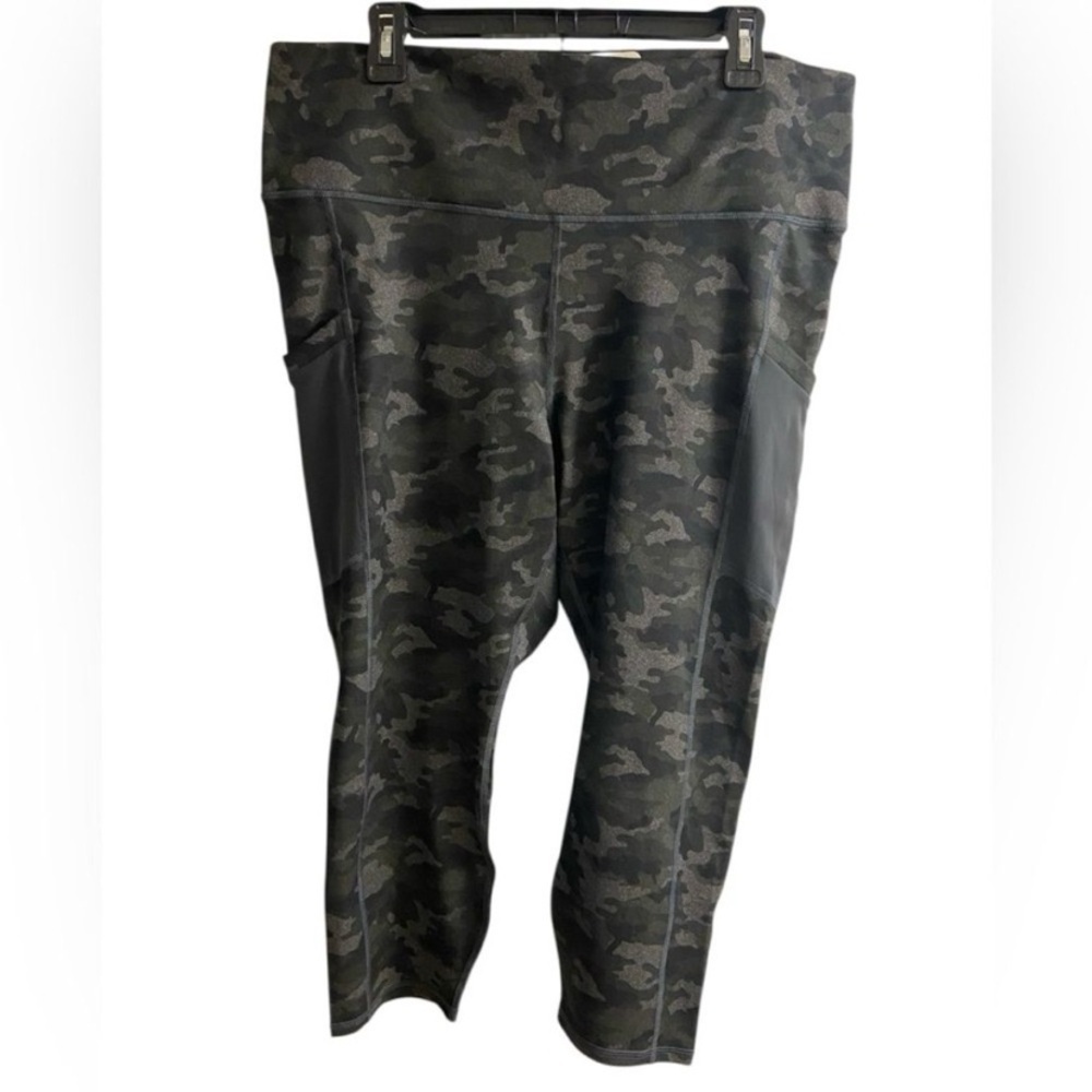 Fabletics High-Waisted Pocket Capri camo 2X NWT - Picture 3 of 12